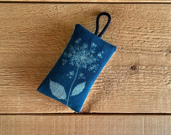 Sachet de lavande - Imprimé cyanotype floral bleu - Sac de lavande - Sachet en denim fait main - Denim recyclé - Cadeau écologique - Cadeau durable