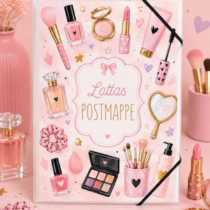 Könnte beinhalten: Eine rechteckige, transparente Kunststoffmappe mit Gummibandverschluss, die einen hellrosa Hintergrund mit Illustrationen von Make-up-Pinseln, Nagellack, Lippenstift, Parfüm und einem Spiegel zeigt, mit dem Text Lottas POSTMAPPE.