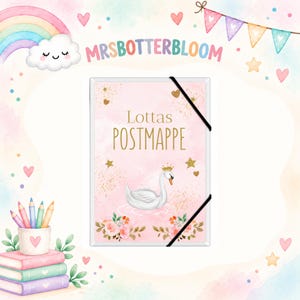 Könnte beinhalten: Eine rechteckige rosa Mappe mit schwarzen Eckgummis, verziert mit einem weißen Schwan mit goldener Krone, goldenen Sternen und Blumenmotiven. Der Text "Lottas POSTMAPPE" ist in goldener Schrift auf der Vorderseite der Mappe aufgedruckt.