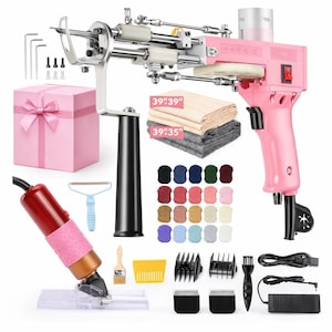 Può includere: Una pistola per ciuffi rosa con vari accessori, tra cui campioni di tessuto (99 cm x 99 cm e 99 cm x 89 cm), una scatola regalo rosa e una selezione di campioni di filato colorato. Sono inclusi anche strumenti aggiuntivi e un alimentatore.