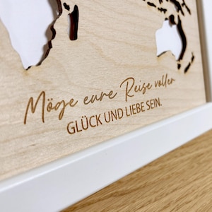 Bilderrahmen Geldgeschenk Weltkarte aus Holz mit Gravur – liebevolles Geschenk für jeden Anlass – 30x21cm Hochzeit Weihnachten XHG1013 imagem 4