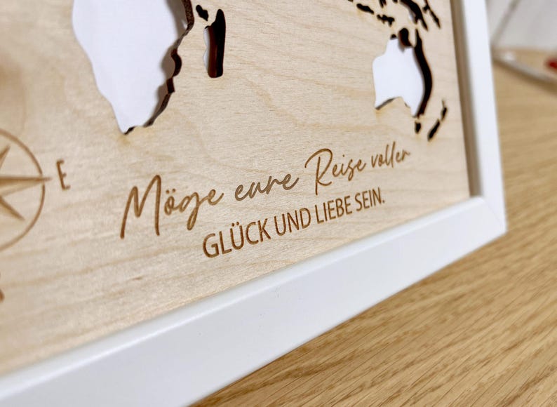 Bilderrahmen Geldgeschenk Weltkarte aus Holz mit Gravur – liebevolles Geschenk für jeden Anlass – 30x21cm Hochzeit Weihnachten XHG1013 imagem 4