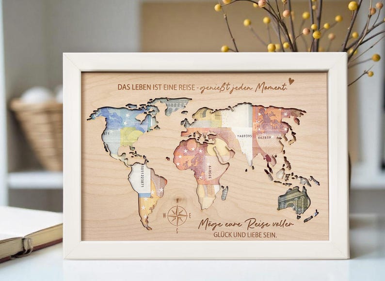 Bilderrahmen Geldgeschenk Weltkarte aus Holz mit Gravur – liebevolles Geschenk für jeden Anlass – 30x21cm Hochzeit Weihnachten XHG1013 imagem 2