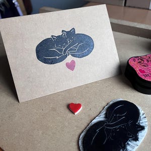 Carte marron faite main avec des chats câlins, impression lino A6 | carte de saint valentin | carte d'anniversaire | cadeau pour amoureux des chats