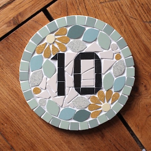 Plaque adresse numéro chiffre de maison porte mosaïque céramique diamètre 16cm à accrocher, style floral, possibilité personnaliser couleurs