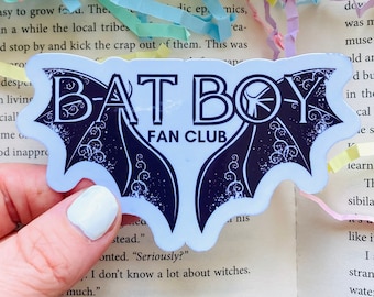 Op de afbeelding: Een witte sticker met een zwart vleermuisontwerp en de tekst "BAT BOY FAN CLUB".