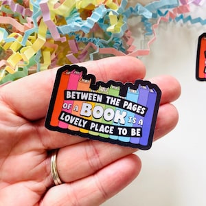 Entre las páginas de un libro hay un lugar encantador para estar pegatina, pegatinas de libro para Kindle, pegatina amante de los libros, pegatina de pila de libros, regalo de libro