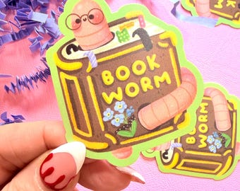 Adesivo recortado em vinil resistente à água com desenho de minhoca de livro kawaii para amantes de livros.