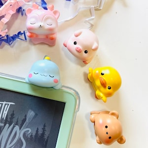 Grazioso dispositivo Peeker in resina a forma di animale, statuetta di animali per Kindle/Kobo/Telefono, dinosauro, maiale, accessori Kindle, ciondoli per telefono, regali per amanti dei libri