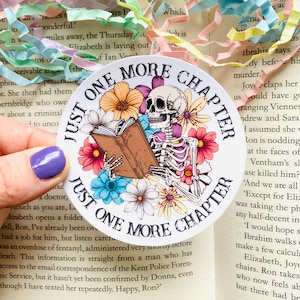 Sticker Just One More Chapter, squelette de livre de lecture, Stickers livres pour Kindle, livres de lecture, Sticker amateur de livres, Sticker effrayant, cadeaux de lecteur