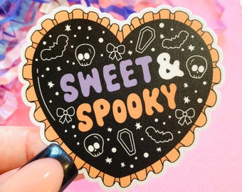 Pegatina de vinilo resistente al agua con forma de corazón de Halloween, dulce y espeluznante - Para Kindle, iPad, botella de agua