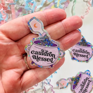 Cauldron Blessed Sparkly Vinyl Aufkleber, Bat Boys, Fantasy-Buch-Liebhaber, Fantasy Reader, Kindle-Aufkleber, wasserfester Vinyl-Aufkleber