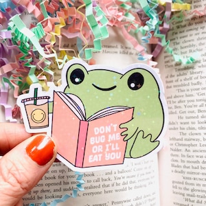 Don't Bug Me Vinyl Aufkleber, Süßer Leseratte mit Eiskaffee, Froggy Dinge, Frosch Aufkleber süß, Geschenk für Frauen, Buchliebhaber Geschenk