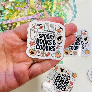 不気味な本とクッキーのステッカー、ハロウィーンの本のステッカー、Kindle 用の本のステッカー、秋のステッカー、秋の本のステッカー、本好きへのギフト