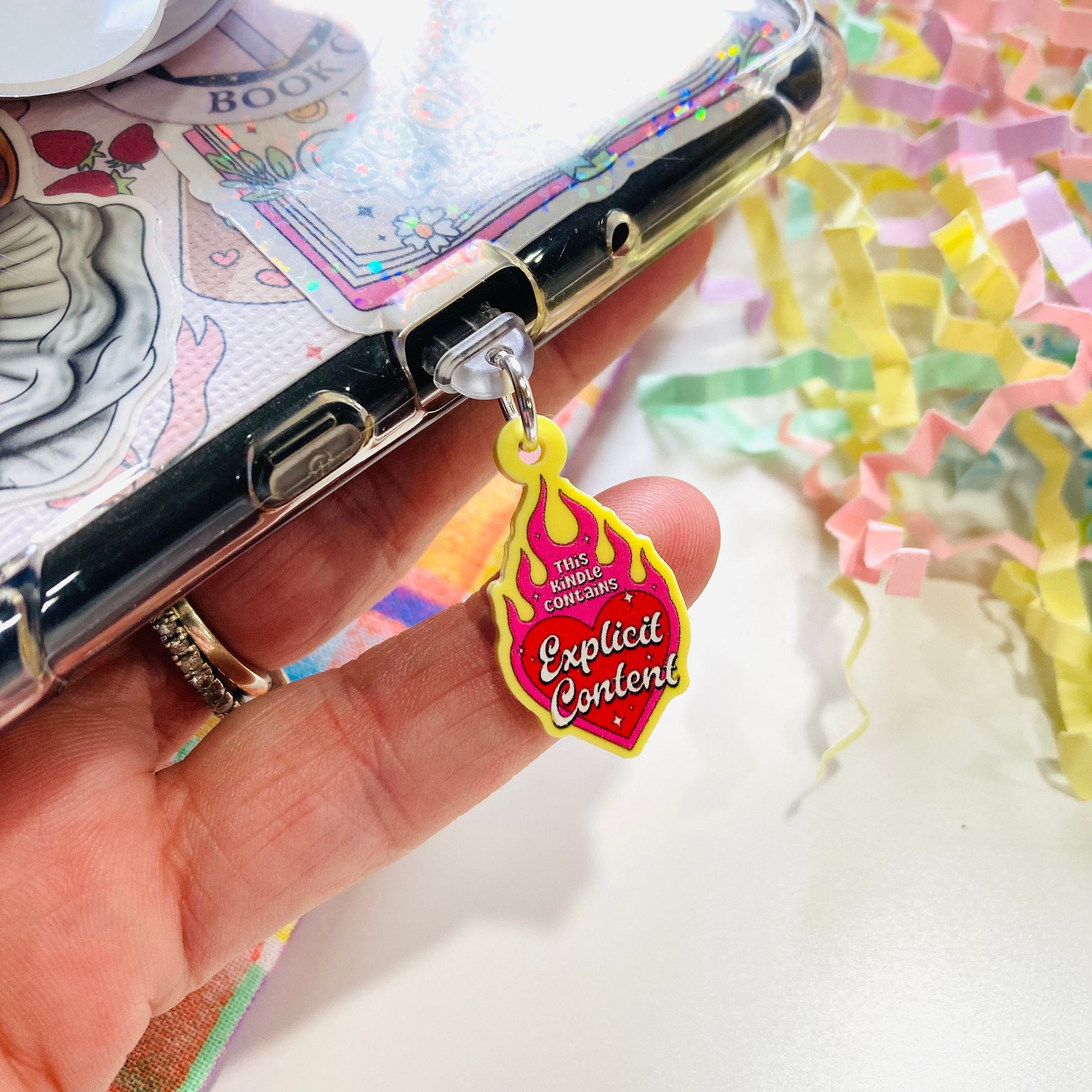 2x Lustige Kindle Charms & Staubschutzstecker | Für USB-C & Lightning | Aus Acryl – Süß & Praktisch