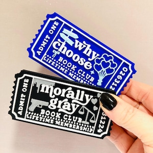 Op de afbeelding: Twee magneetjes in de vorm van een ticket. E&eacute;n is blauw met de tekst "why choose BOOK CLUB LIFETIME MEMBERSHIP". De andere is zwart met "morally gray BOOK CLUB LIFETIME MEMBERSHIP". Beide hebben de tekst "ADMIT ONE".