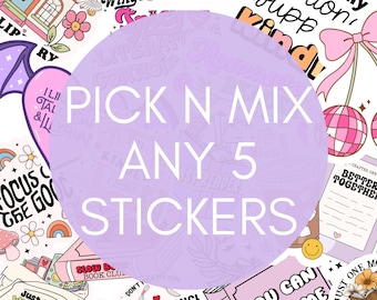 Könnte beinhalten: Ein lila Kreis mit dem Text "PICK N MIX ANY 5 STICKERS" in Weiß. Der Kreis ist von verschiedenen bunten Aufklebern mit unterschiedlichen Designs und Texten umgeben, darunter "Boyfriends Have Wings", "Just A Girl Who Brings Books Everywhere", "Slow Book Club", "Dark Romance Book Club", "You Can Find Me At The", "This Is My Emotion Supp", "Better Together" und "Chapter One".
