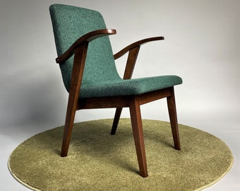 Originele Puchala 300-123 model fauteuil, damesversie, elegante luxe vintage stijl groene stof met patroon, donker houten frame, duidelijke lijnen