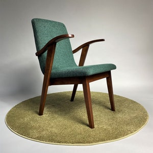 Originele Puchala 300-123 model fauteuil, damesversie, elegante luxe vintage stijl groene stof met patroon, donker houten frame, duidelijke lijnen afbeelding 1