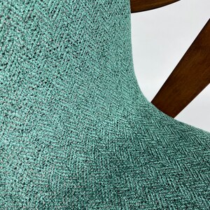 Originele Puchala 300-123 model fauteuil, damesversie, elegante luxe vintage stijl groene stof met patroon, donker houten frame, duidelijke lijnen afbeelding 10