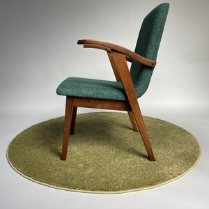 Originele Puchala 300-123 model fauteuil, damesversie, elegante luxe vintage stijl groene stof met patroon, donker houten frame, duidelijke lijnen afbeelding 4