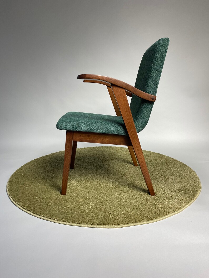 Originele Puchala 300-123 model fauteuil, damesversie, elegante luxe vintage stijl groene stof met patroon, donker houten frame, duidelijke lijnen afbeelding 4