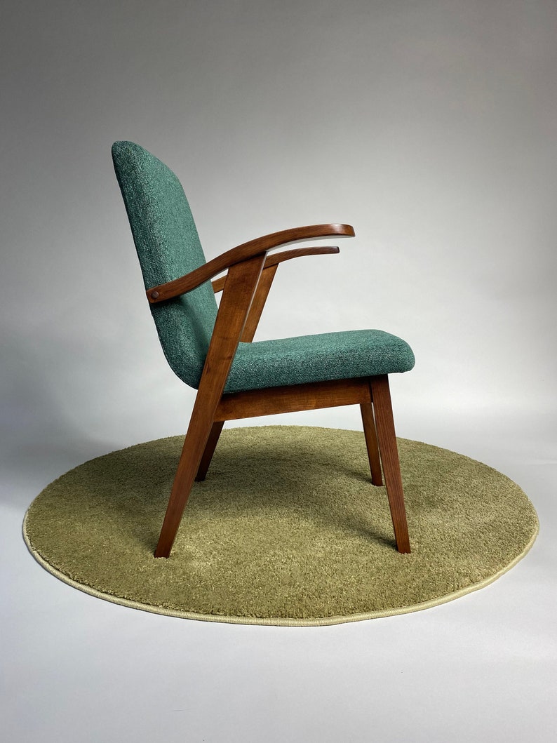 Originele Puchala 300-123 model fauteuil, damesversie, elegante luxe vintage stijl groene stof met patroon, donker houten frame, duidelijke lijnen afbeelding 2