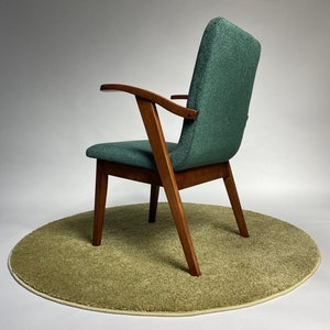 Originele Puchala 300-123 model fauteuil, damesversie, elegante luxe vintage stijl groene stof met patroon, donker houten frame, duidelijke lijnen afbeelding 7