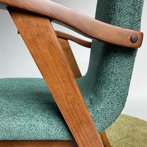 Originele Puchala 300-123 model fauteuil, damesversie, elegante luxe vintage stijl groene stof met patroon, donker houten frame, duidelijke lijnen afbeelding 5