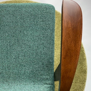 Originele Puchala 300-123 model fauteuil, damesversie, elegante luxe vintage stijl groene stof met patroon, donker houten frame, duidelijke lijnen afbeelding 9