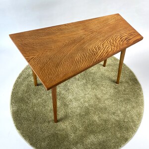 Vintage midcentury houten asymmetrische salontafel uit de jaren 60, lichte, hoge, heldere houtnerf, gerestaureerd afbeelding 9