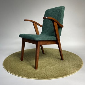 Originele Puchala 300-123 model fauteuil, damesversie, elegante luxe vintage stijl groene stof met patroon, donker houten frame, duidelijke lijnen afbeelding 3