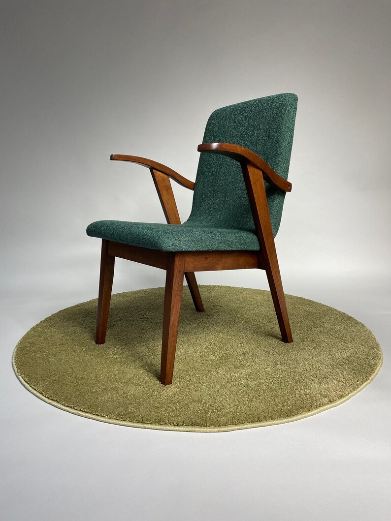 Originele Puchala 300-123 model fauteuil, damesversie, elegante luxe vintage stijl groene stof met patroon, donker houten frame, duidelijke lijnen afbeelding 3