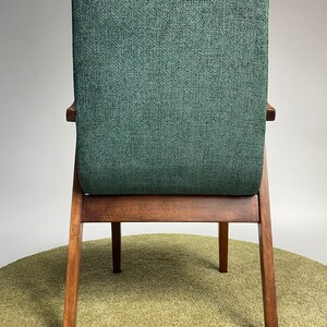 Originele Puchala 300-123 model fauteuil, damesversie, elegante luxe vintage stijl groene stof met patroon, donker houten frame, duidelijke lijnen afbeelding 8