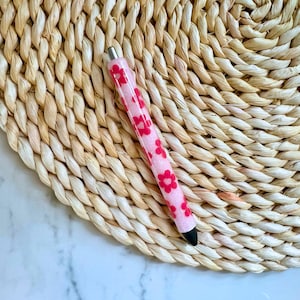 Heart Daisy Valentines Day Pen, Custom Glitter Pens, Epoxy Pens, Glitter Pens, Custom Pens, Ink Joy Pens, Gift for her, Resin Pens