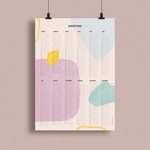 Könnte beinhalten: Ein Poster mit dem Wort "GEBURTSTAG" oben, das ein Kalenderlayout mit Monaten und Daten zeigt. Das Design integriert pastellfarbene abstrakte Formen in Gelb, Lila und Türkis. Das Poster wird von schwarzen Clips vor einem neutralen Hintergrund aufgehängt.
