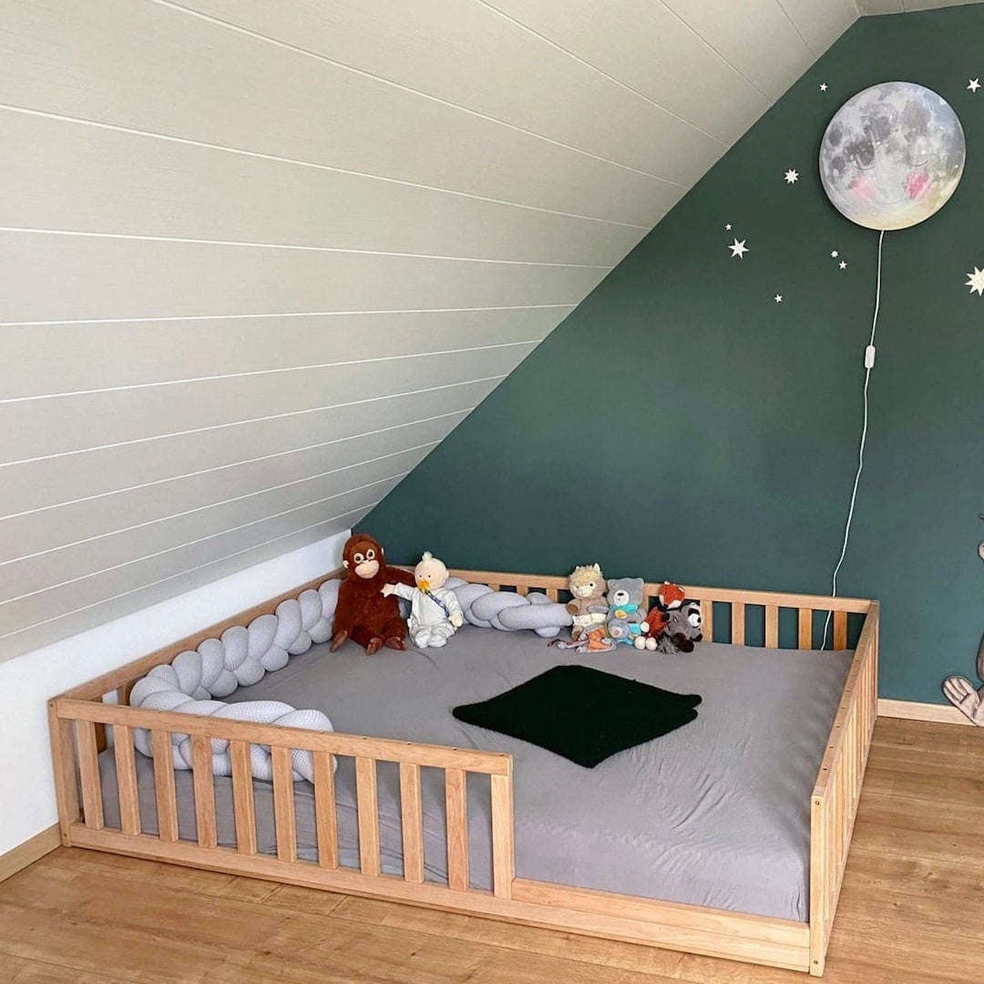 Goohome Cama completa para niños, cama de piso de madera, marco de cama  Montessori de madera doble con techo, cama infantil con diseño de casa de