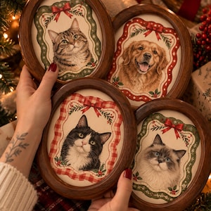 Pode incluir: Quatro molduras ovais de madeira contendo retratos de animais de estimação. Uma moldura apresenta um gato malhado, uma um golden retriever, uma um gato preto e branco e uma um gato de pelo longo. Cada retrato tem bordas festivas.