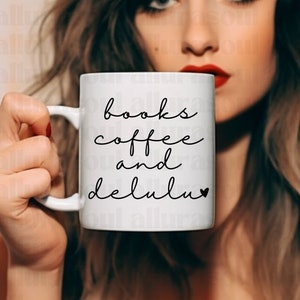 NIEUW!!! Boeken Koffie Delulu PNGs SVG | 16 kleuren!!! | Boekenclubcadeaus | Romantieklezer | Fantasie | Smutok Booktok | T-shirt-sweatshirtontwerp