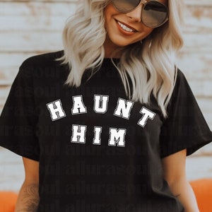 Peut inclure: Un t-shirt noir avec un texte blanc qui dit "HAUNT HIM" dans une police de caractères de style universitaire.