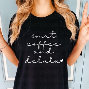 NIEUW!!! Roetvlek koffie Delulu PNGs SVG | 16 kleuren!!! | Boekenclubcadeaus | Romantieklezer | Fantasie | Smutok Booktok | T-shirt-sweatshirtontwerpen