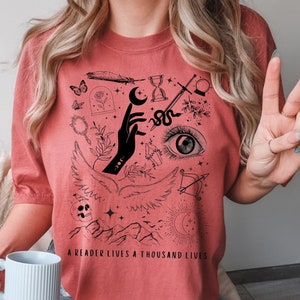 NIEUW!!! Een lezer leeft duizend levens PNG | Digitale grafische collage | Boekenliefhebber | Late Night-lezer | Donkere romantiek | Overlijden door TBR | Tropen