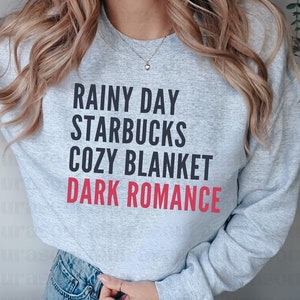 NIEUW!!! Regenachtige dag koffie gezellige deken donkere romantiek PNGs SVG | Boekenclubcadeaus | Romantieklezer | Fantasie | Smutok T-shirt-sweatshirtontwerpen
