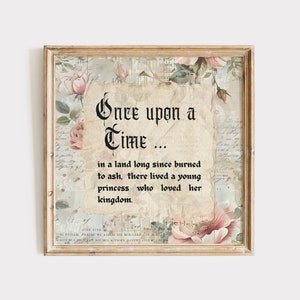 Puede incluir: Una impresión enmarcada con una estética vintage que presenta una cita sobre una princesa que amaba su reino. La cita dice "Érase una vez... en una tierra quemada hace mucho tiempo hasta convertirse en ceniza, vivía una joven princesa que amaba su reino."