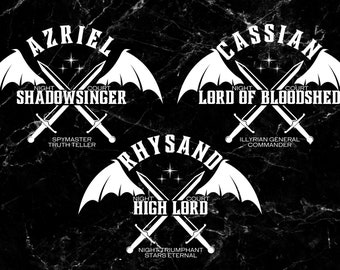 Puede incluir: Diseño gráfico en blanco y negro con tres figuras aladas con espadas cruzadas detrás de ellas. Cada figura tiene un título: Azriel, Corte Nocturna, Cantante de Sombras; Cassian, Corte Nocturna, Señor del Derramamiento de Sangre; Rhysand, Corte Nocturna, Alto Señor.
