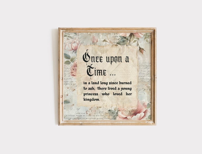 Puede incluir: Una impresi&oacute;n enmarcada con una est&eacute;tica vintage que presenta una cita sobre una princesa que amaba su reino. La cita dice "&Eacute;rase una vez... en una tierra quemada hace mucho tiempo hasta convertirse en ceniza, viv&iacute;a una joven princesa que amaba su reino."