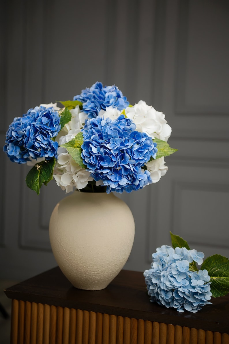 High-Quality Fake Blue Hydrangea, 21 Inches, Ideal for Luxurious Wedding Decor and Sophisticated Home Floral Arrangements.
