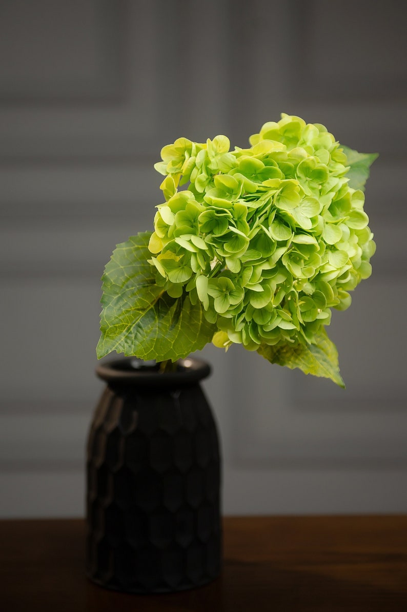 Create Breathtaking Wedding Table Decor and Home Floral Accents with Our Real Touch Green Hydrangea Stem, 21 Inches of High-Quality Artificial Beauty.