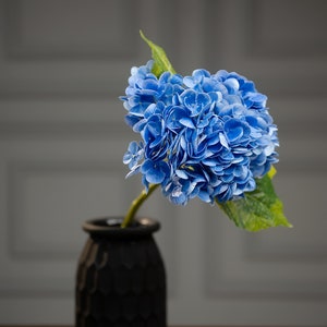 Tailored artificial hydrangea bridal flower arrangements, a stunning choice for wedding table decor, offering reception elegance.