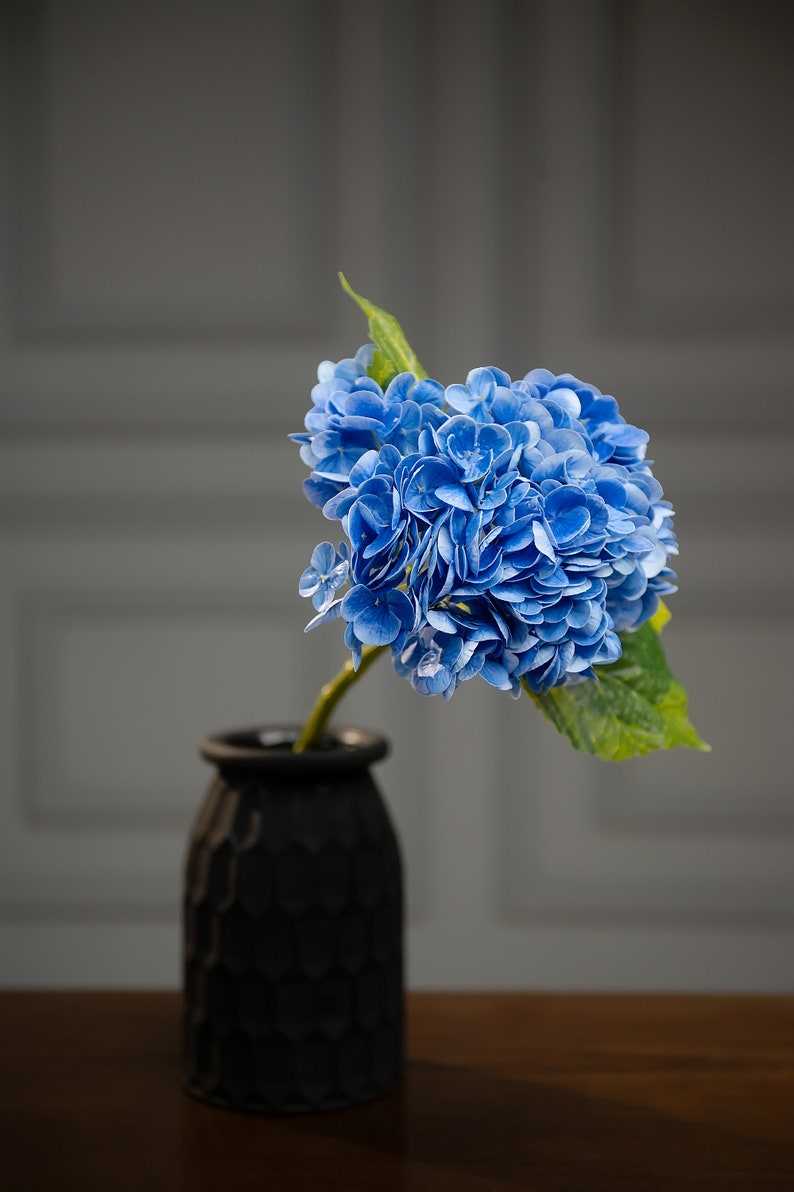 Tailored artificial hydrangea bridal flower arrangements, a stunning choice for wedding table decor, offering reception elegance.